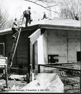 Altes Foto vom Bau des runden Affenhauses