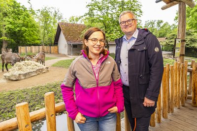 Eine Frau und ein Mann vor den Wasserböcken.