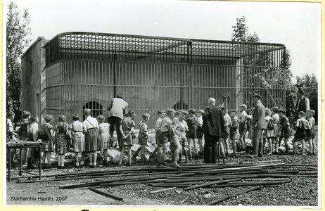 Kindergruppe vor einem Gehege