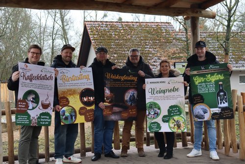 Sechs Menschen halten fünf Plakate in der Hand zu Veranstaltungen