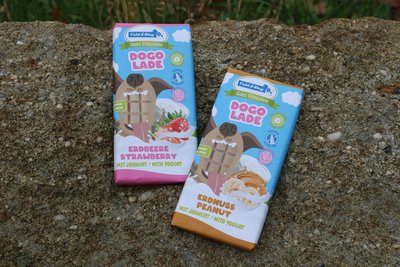 Zwei Tafeln Hundeschokolade auf einem Stein