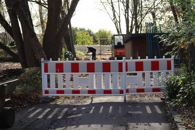 Baustellen Absperrung vor Bäumen