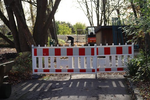 Baustellen Absperrung vor Bäumen