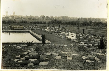 Ehemaliger Steingarten mit Blick auf Wassertürme