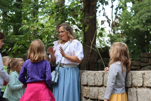 Eine Frau erzählt Märchen vor Kindern